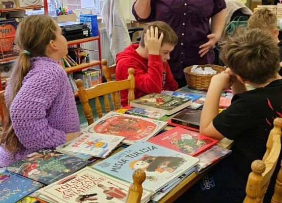 nauczycielka prowadzi zajęcia