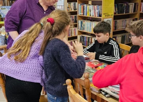 uczniowie podczas zajęć w bibliotece szkolnej