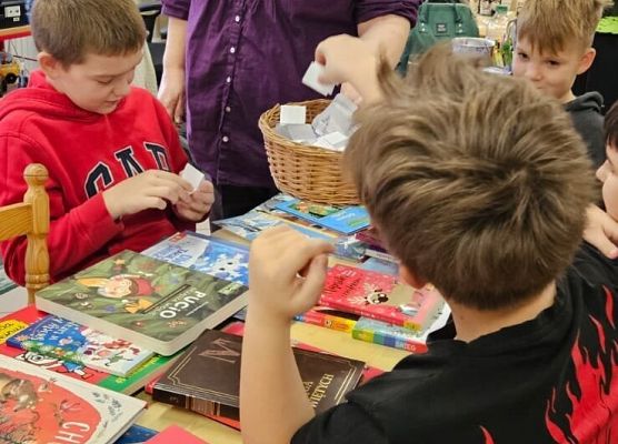 nauczycielka prowadzi zajęcia