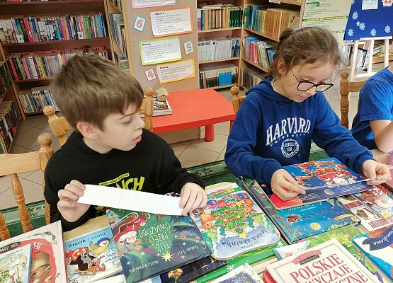 uczniowie podczas zajęć w bibliotece szkolnej
