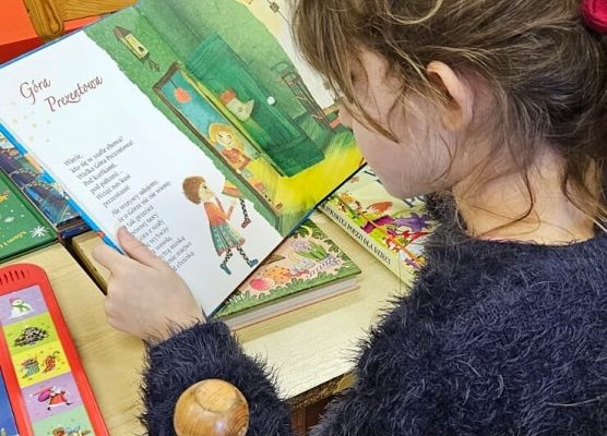 uczniowie podczas zajęć w bibliotece szkolnej