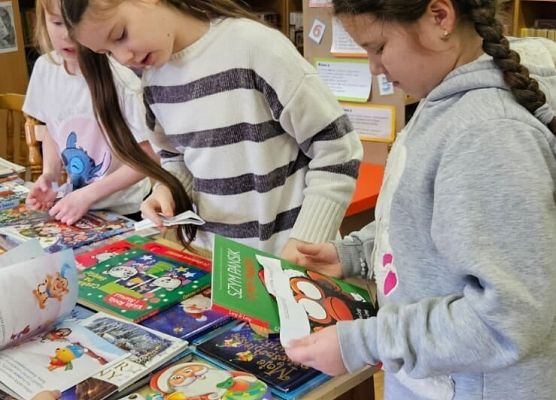 uczniowie podczas zajęć w bibliotece szkolnej