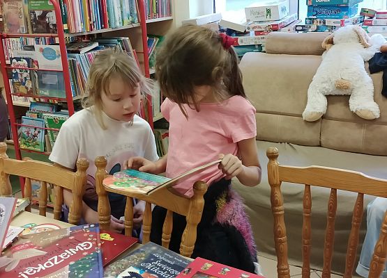 uczniowie przeglądają książki