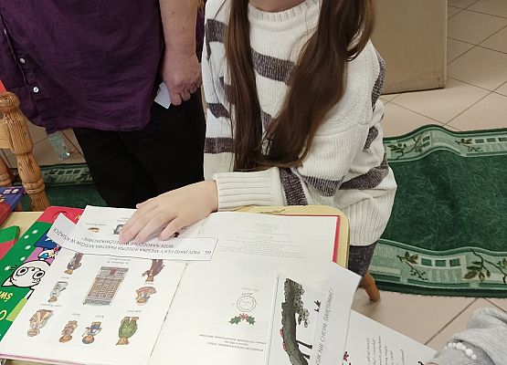 uczniowie przeglądają książki