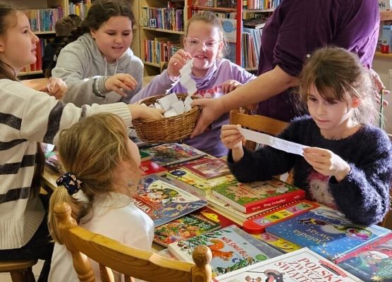 nauczycielka opowiada dzieciom o świątecznych zwyczajach