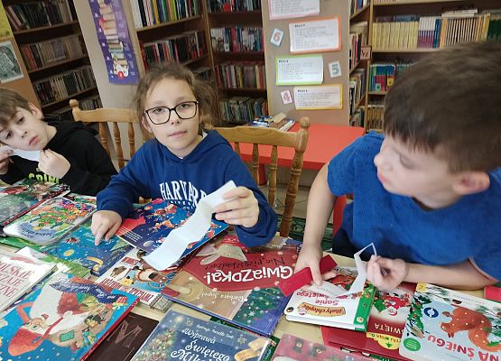 uczniowie podczas zajęć w biblitece szkolnej