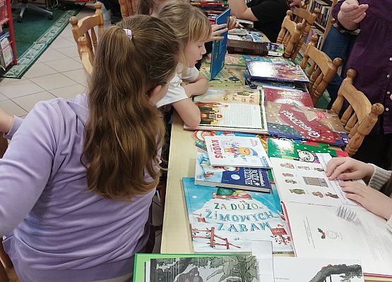 dzieci przegląą książki