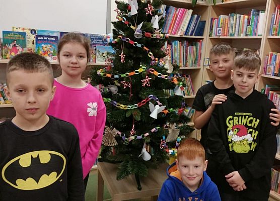 uczniowie wykonują ozdoby choinkowe
