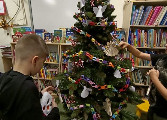 uczniowie wykonują ozdoby choinkowe