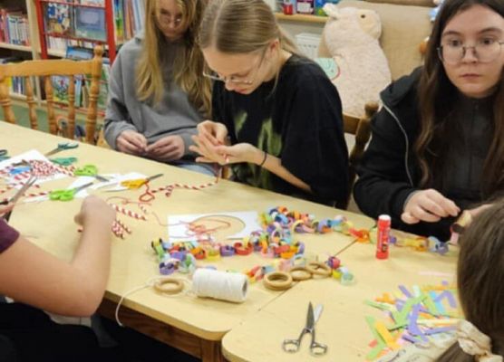 uczniowie wykonują ozdoby choinkowe