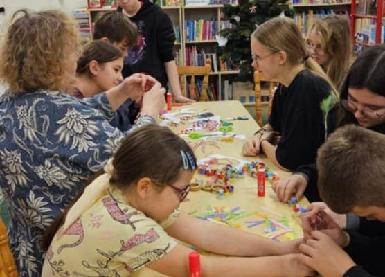 uczniowie wykonują ozdoby choinkowe