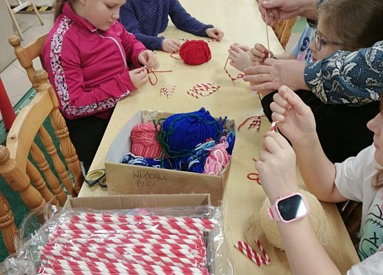 uczniowie wykonują ozdoby choinkowe