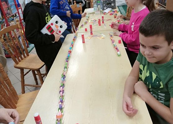 uczniowie wykonują ozdoby choinkowe