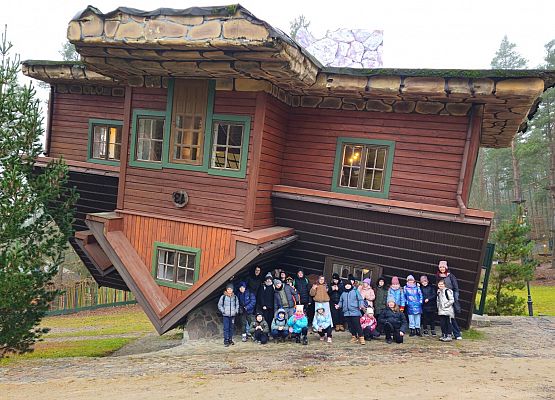 uczestnicy wycieczki grafika