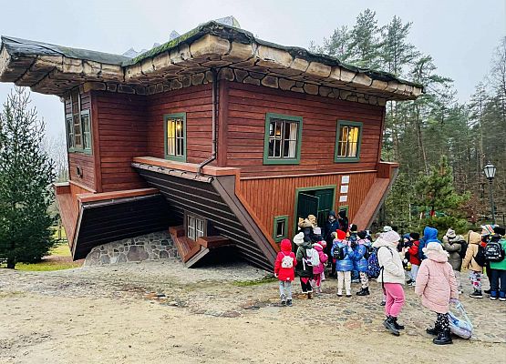 uczestnicy wycieczki grafika