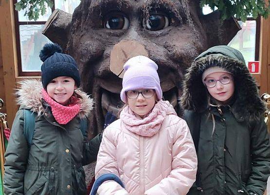 uczestnicy wycieczki grafika