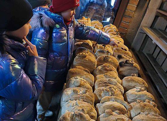 uczestnicy wycieczki grafika