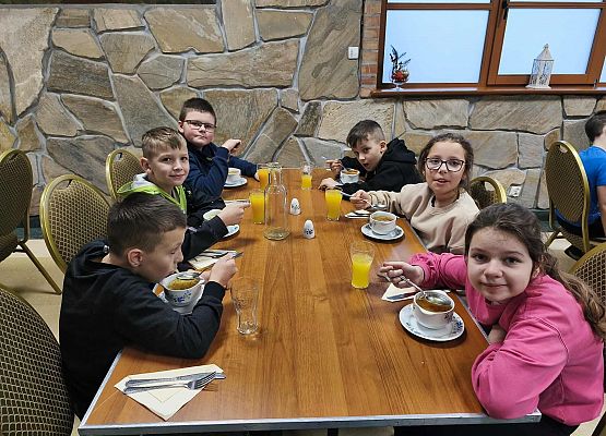 uczestnicy wycieczki grafika