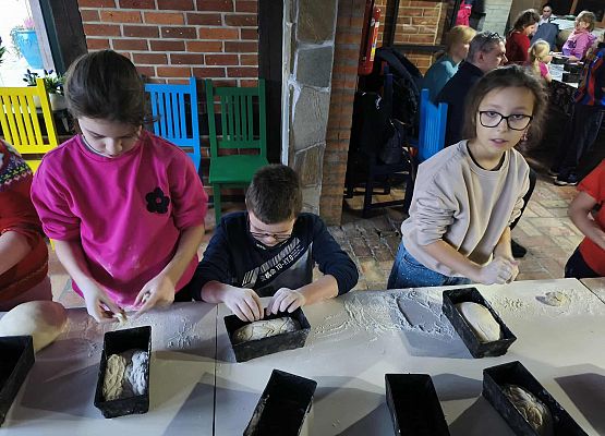 uczestnicy wycieczki grafika