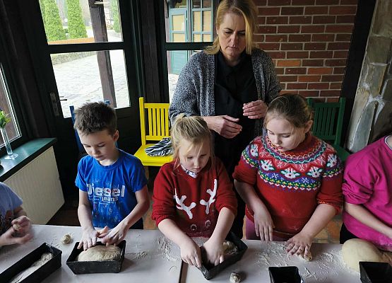 uczestnicy wycieczki grafika