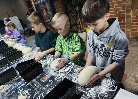 uczestnicy wycieczki grafika