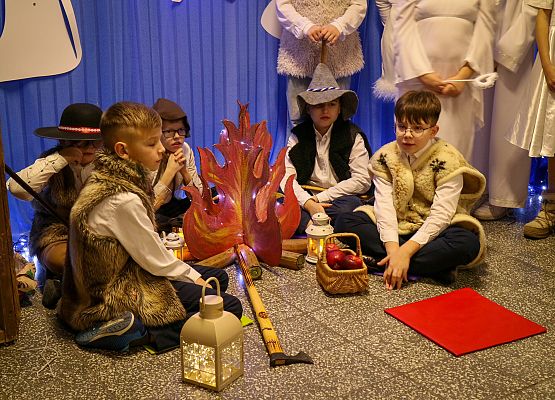 uczniowie występują na scenie