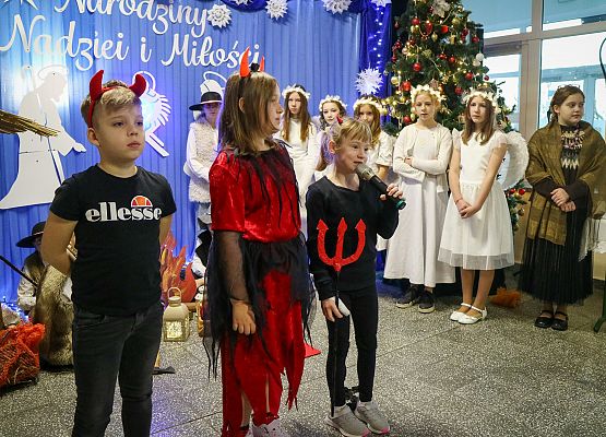 uczniowie występują na scenie