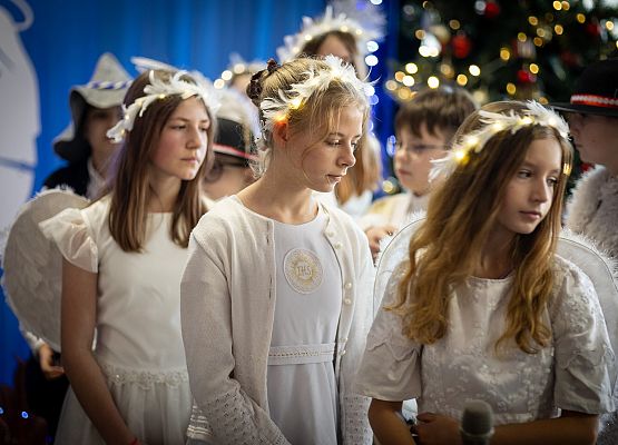 uczniowie występują na scenie