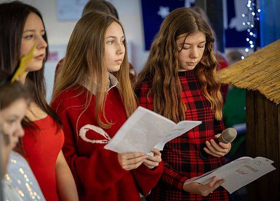 uczniowie występują na scenie