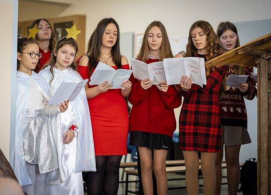 uczniowie występują na scenie