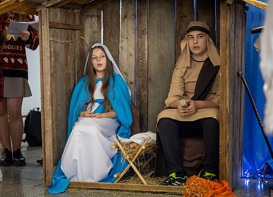 uczniowie występują na scenie