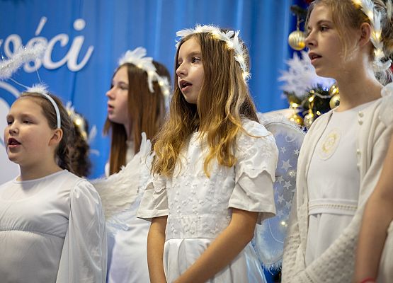 uczniowie występują na scenie