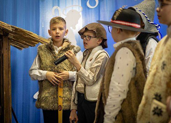 uczniowie występują na scenie