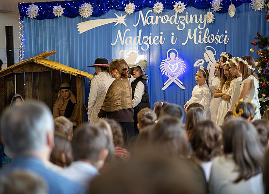 uczniowie występują na scenie