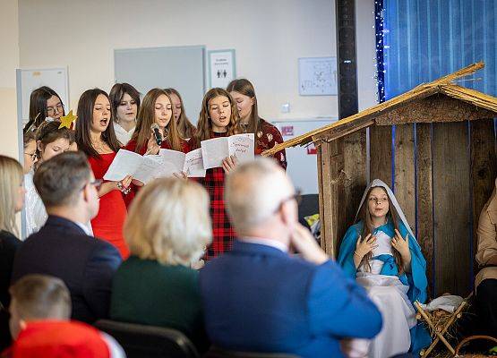 uczniowie występują na scenie