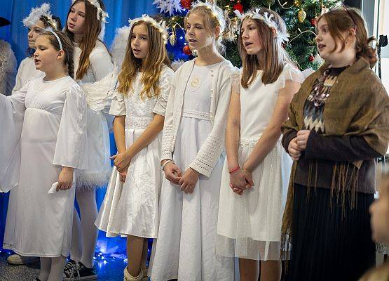 uczniowie występują na scenie