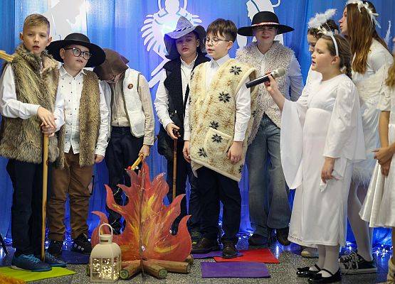 uczniowie występują na scenie