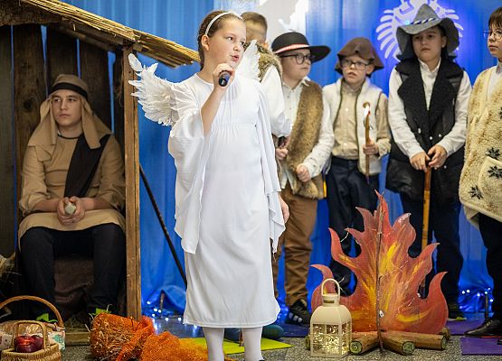 uczniowie występują na scenie