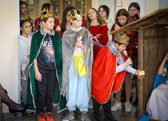 uczniowie występują na scenie