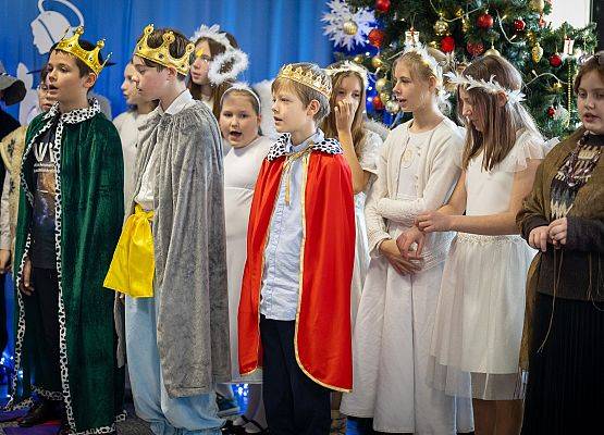 uczniowie występują na scenie