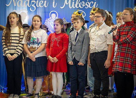 uczniowie występują na scenie