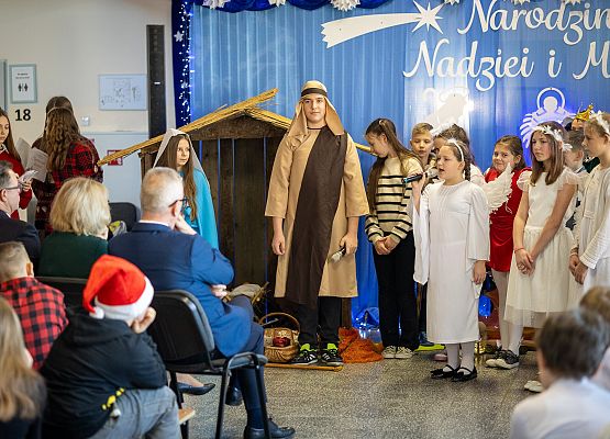 uczniowie występują na scenie