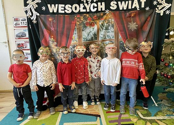 dzieci występują na scenie