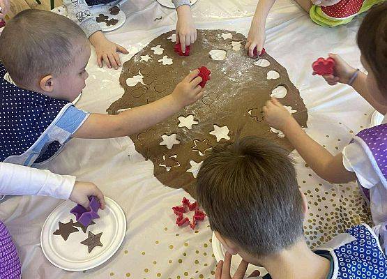 dzieci robią pierniczki