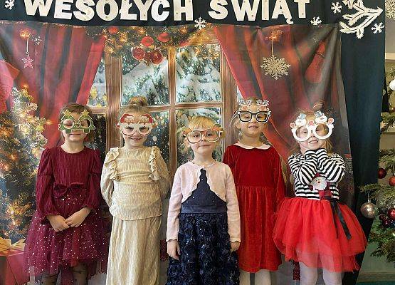 dzieci występują na scenie