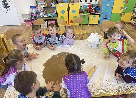 dzieci robią pierniczki