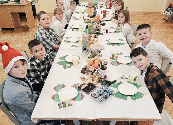 uczniowie podczas wigilijnego spotkania