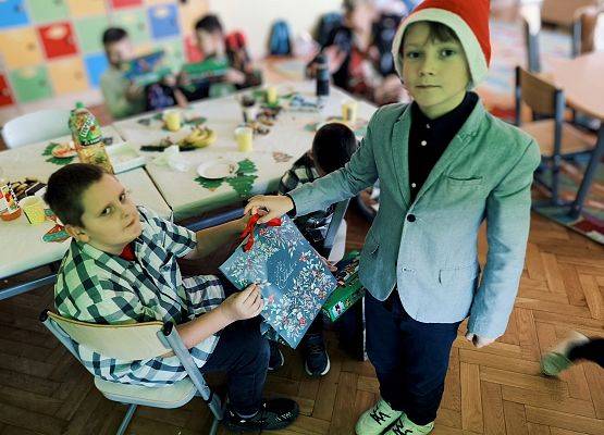 uczniowie podczas wigilijnego spotkania