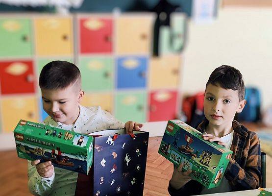 uczniowie podczas wigilijnego spotkania