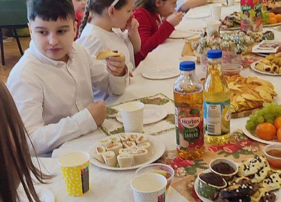 uczniowie podczas wigilijnego spotkania